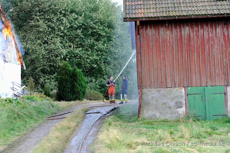 _DSC4064.JPG - Vid 17 tiden larmades räddningstjänsten om att man såg lågor och kraftig rökutveckling från skogen. Men det rörde sig inte om någon skogsbrand utan det var räddningstjänsten från Klippan, Ljungbyhed och Åstorp som övade och avslutade med att tända eld på hela huset och det var denna tjocka svarta rök som många uppmärksammat och ringt sos.