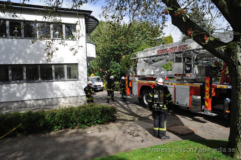 _DSC4268.JPG - Vid 12:30 tiden larmades räddningstjänsten till Esplanaden i Åstorp där det ska brinna i ett flerfamiljshus. Vid framkomst så rök det ifrån taket. Räddningstjänsten kunde snabbt släcka branden och inga större skador uppstod. Vad som startat branden är oklart. Men någon form av tak arbete har utförts på platsen som kan ha med brandens uppkomst att göra.