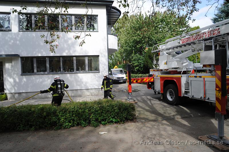 _DSC4269.JPG - Vid 12:30 tiden larmades räddningstjänsten till Esplanaden i Åstorp där det ska brinna i ett flerfamiljshus. Vid framkomst så rök det ifrån taket. Räddningstjänsten kunde snabbt släcka branden och inga större skador uppstod. Vad som startat branden är oklart. Men någon form av tak arbete har utförts på platsen som kan ha med brandens uppkomst att göra.