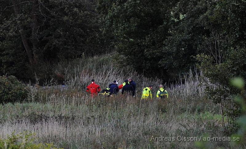 _DSC4356.JPG - Vid 18 tiden larmades Räddningstjänsten från Klippan och Ljungbyhed samt Ambuans och Polis till Rönne å i Klippan där en person ringt in och sagt att man sett en livlös man i ån. Räddningstjänsten fann en livlös man i vattnet som man fick upp på land. Sjukvårdspersonal på platsen konstaterade att personens liv inte gick att rädda.