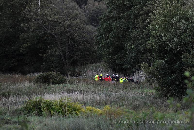 _DSC4364.JPG - Vid 18 tiden larmades Räddningstjänsten från Klippan och Ljungbyhed samt Ambuans och Polis till Rönne å i Klippan där en person ringt in och sagt att man sett en livlös man i ån. Räddningstjänsten fann en livlös man i vattnet som man fick upp på land. Sjukvårdspersonal på platsen konstaterade att personens liv inte gick att rädda.