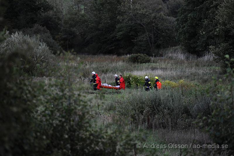 _DSC4368.JPG - Vid 18 tiden larmades Räddningstjänsten från Klippan och Ljungbyhed samt Ambuans och Polis till Rönne å i Klippan där en person ringt in och sagt att man sett en livlös man i ån. Räddningstjänsten fann en livlös man i vattnet som man fick upp på land. Sjukvårdspersonal på platsen konstaterade att personens liv inte gick att rädda.