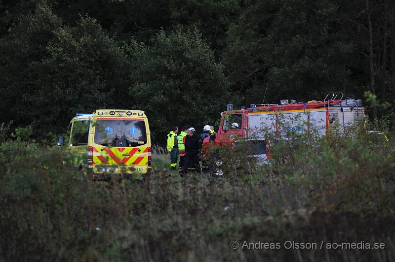 _DSC4380.JPG - Vid 18 tiden larmades Räddningstjänsten från Klippan och Ljungbyhed samt Ambuans och Polis till Rönne å i Klippan där en person ringt in och sagt att man sett en livlös man i ån. Räddningstjänsten fann en livlös man i vattnet som man fick upp på land. Sjukvårdspersonal på platsen konstaterade att personens liv inte gick att rädda.