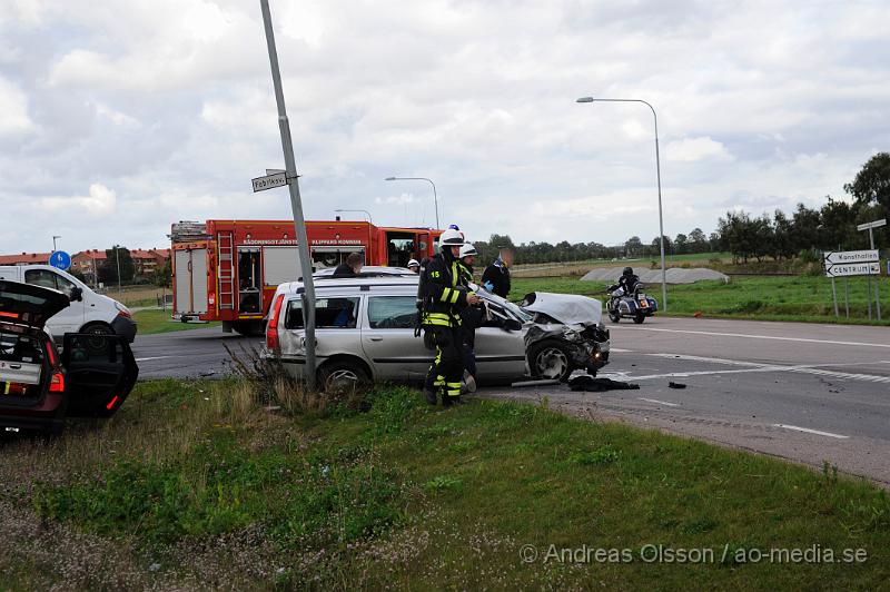 _DSC4296.JPG - Vid 16.15 tiden larmades Räddningstjänsten, Ambulans och Polis till korsningen Fabriksvägen/Kyrkogatan där en civil polisbil och personbil kolliderat. Smällen var kraftig och två personer satt kvar i personbilen. Fyra person fick föras med ambulans till sjukhuset, hur allvarligt skadade är oklart.