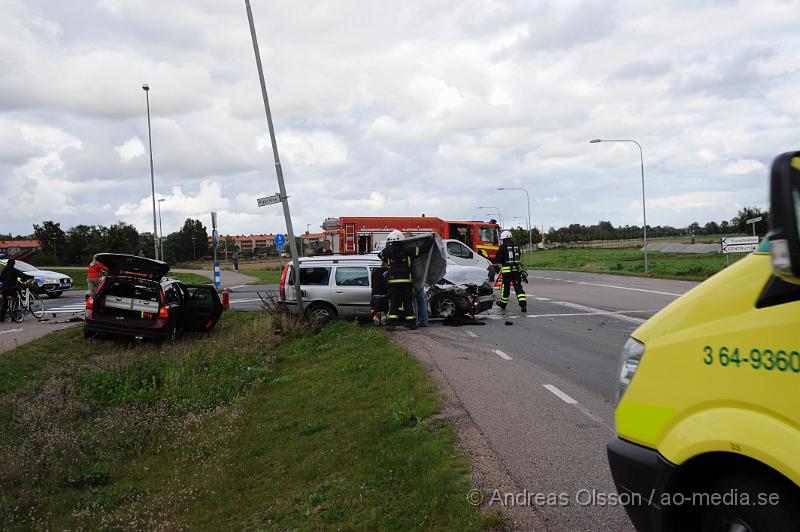 _DSC4298.JPG - Vid 16.15 tiden larmades Räddningstjänsten, Ambulans och Polis till korsningen Fabriksvägen/Kyrkogatan där en civil polisbil och personbil kolliderat. Smällen var kraftig och två personer satt kvar i personbilen. Fyra person fick föras med ambulans till sjukhuset, hur allvarligt skadade är oklart.