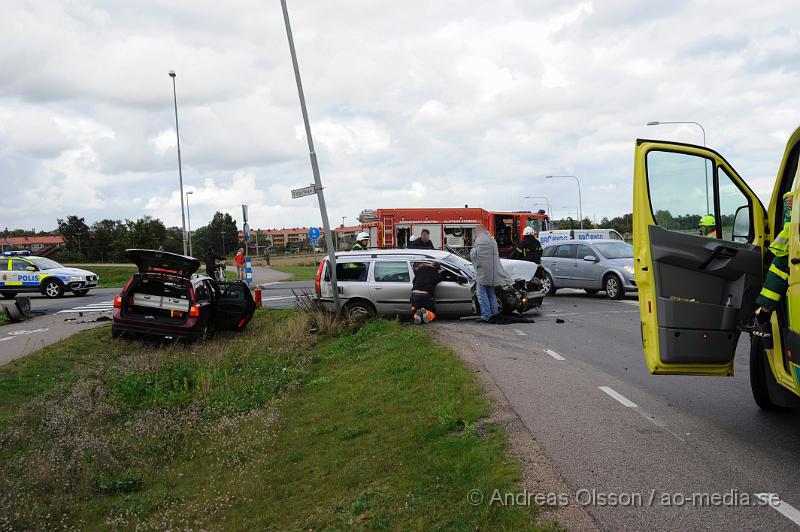 _DSC4303.JPG - Vid 16.15 tiden larmades Räddningstjänsten, Ambulans och Polis till korsningen Fabriksvägen/Kyrkogatan där en civil polisbil och personbil kolliderat. Smällen var kraftig och två personer satt kvar i personbilen. Fyra person fick föras med ambulans till sjukhuset, hur allvarligt skadade är oklart.