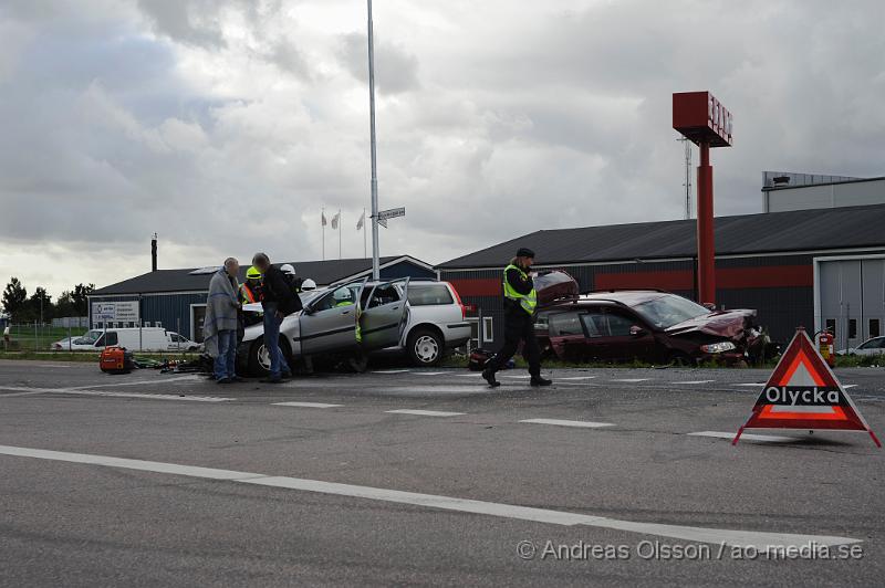 _DSC4306.JPG - Vid 16.15 tiden larmades Räddningstjänsten, Ambulans och Polis till korsningen Fabriksvägen/Kyrkogatan där en civil polisbil och personbil kolliderat. Smällen var kraftig och två personer satt kvar i personbilen. Fyra person fick föras med ambulans till sjukhuset, hur allvarligt skadade är oklart.