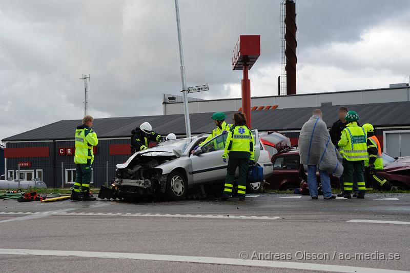 _DSC4307.JPG - Vid 16.15 tiden larmades Räddningstjänsten, Ambulans och Polis till korsningen Fabriksvägen/Kyrkogatan där en civil polisbil och personbil kolliderat. Smällen var kraftig och två personer satt kvar i personbilen. Fyra person fick föras med ambulans till sjukhuset, hur allvarligt skadade är oklart.