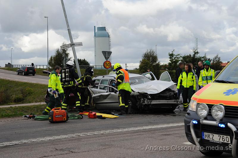 _DSC4310.JPG - Vid 16.15 tiden larmades Räddningstjänsten, Ambulans och Polis till korsningen Fabriksvägen/Kyrkogatan där en civil polisbil och personbil kolliderat. Smällen var kraftig och två personer satt kvar i personbilen. Fyra person fick föras med ambulans till sjukhuset, hur allvarligt skadade är oklart.