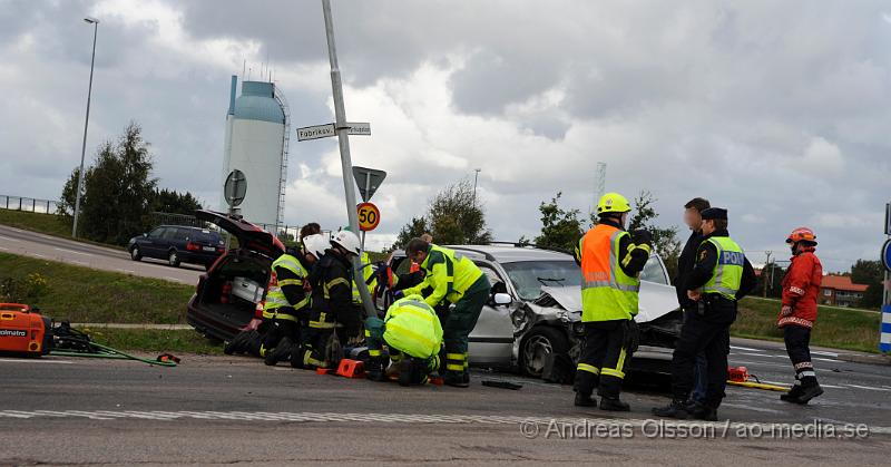 _DSC4316.JPG - Vid 16.15 tiden larmades Räddningstjänsten, Ambulans och Polis till korsningen Fabriksvägen/Kyrkogatan där en civil polisbil och personbil kolliderat. Smällen var kraftig och två personer satt kvar i personbilen. Fyra person fick föras med ambulans till sjukhuset, hur allvarligt skadade är oklart.