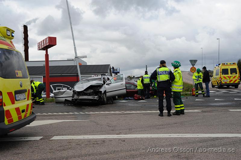 _DSC4318.JPG - Vid 16.15 tiden larmades Räddningstjänsten, Ambulans och Polis till korsningen Fabriksvägen/Kyrkogatan där en civil polisbil och personbil kolliderat. Smällen var kraftig och två personer satt kvar i personbilen. Fyra person fick föras med ambulans till sjukhuset, hur allvarligt skadade är oklart.