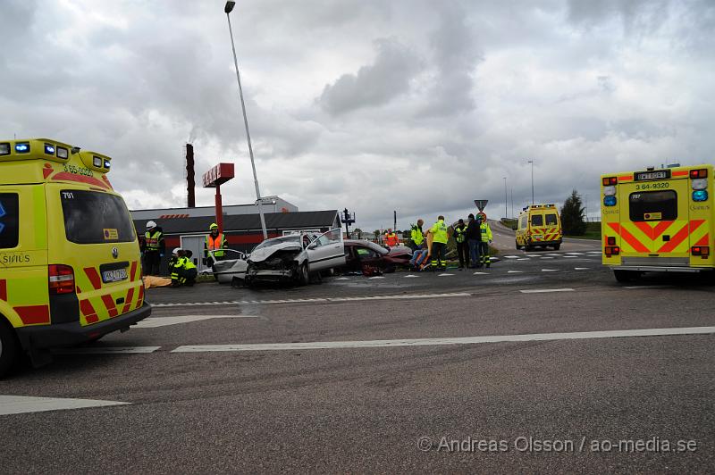 _DSC4320.JPG - Vid 16.15 tiden larmades Räddningstjänsten, Ambulans och Polis till korsningen Fabriksvägen/Kyrkogatan där en civil polisbil och personbil kolliderat. Smällen var kraftig och två personer satt kvar i personbilen. Fyra person fick föras med ambulans till sjukhuset, hur allvarligt skadade är oklart.