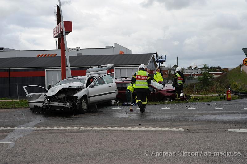 _DSC4324.JPG - Vid 16.15 tiden larmades Räddningstjänsten, Ambulans och Polis till korsningen Fabriksvägen/Kyrkogatan där en civil polisbil och personbil kolliderat. Smällen var kraftig och två personer satt kvar i personbilen. Fyra person fick föras med ambulans till sjukhuset, hur allvarligt skadade är oklart.