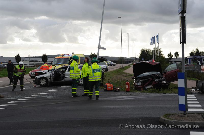 _DSC4326.JPG - Vid 16.15 tiden larmades Räddningstjänsten, Ambulans och Polis till korsningen Fabriksvägen/Kyrkogatan där en civil polisbil och personbil kolliderat. Smällen var kraftig och två personer satt kvar i personbilen. Fyra person fick föras med ambulans till sjukhuset, hur allvarligt skadade är oklart.