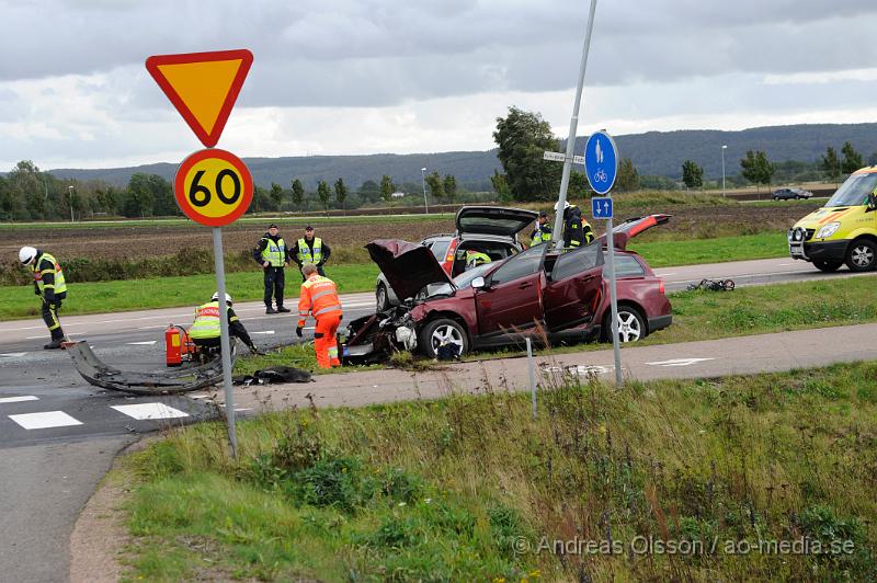 _DSC4332.JPG - Vid 16.15 tiden larmades Räddningstjänsten, Ambulans och Polis till korsningen Fabriksvägen/Kyrkogatan där en civil polisbil och personbil kolliderat. Smällen var kraftig och två personer satt kvar i personbilen. Fyra person fick föras med ambulans till sjukhuset, hur allvarligt skadade är oklart.