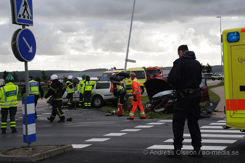 _DSC4334.JPG - Vid 16.15 tiden larmades Räddningstjänsten, Ambulans och Polis till korsningen Fabriksvägen/Kyrkogatan där en civil polisbil och personbil kolliderat. Smällen var kraftig och två personer satt kvar i personbilen. Fyra person fick föras med ambulans till sjukhuset, hur allvarligt skadade är oklart.