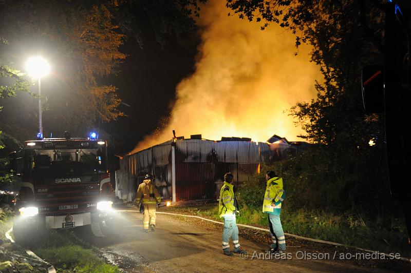 _DSC4412.JPG - Vid 21.20 larmades en större räddningsstyrka, flera stationer från räddningstjänsten samt polis och ambulans till Ask utanför Röstånga där det brann i en lada som var full med halmbalar, ca 300st. Byggnaden blev snabbt övertänd och man inriktade räddningsarbetet till att förhindra spridning till stallet som låg ca 30 meter från branden och var full med kalvar. Ingen person ska ha kommit till skada, inte heller några djur.