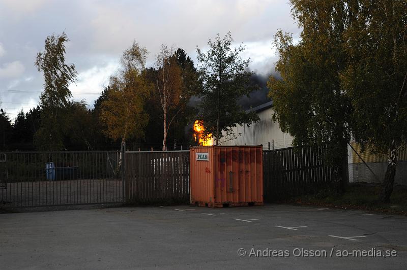 _DSC4506.JPG - Vid 17,30 larmades räddningstjänsten från Klippan och Ljungbyhed samt polis och ambulans till en brand på ravingatan. Det ska ha varit en bil som under svettsnings arbete fattade eld. Branden spred sig sedan till en del av byggnaden. Räddningstjänsten fick snabbt kontroll över branden men två bilar blev helt utbrända och en del av byggnaden skadades. Inga personskador ska ha uppståt.