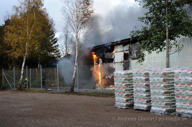 _DSC4512.JPG - Vid 17,30 larmades räddningstjänsten från Klippan och Ljungbyhed samt polis och ambulans till en brand på ravingatan. Det ska ha varit en bil som under svettsnings arbete fattade eld. Branden spred sig sedan till en del av byggnaden. Räddningstjänsten fick snabbt kontroll över branden men två bilar blev helt utbrända och en del av byggnaden skadades. Inga personskador ska ha uppståt.