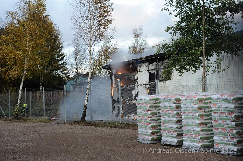 _DSC4517.JPG - Vid 17,30 larmades räddningstjänsten från Klippan och Ljungbyhed samt polis och ambulans till en brand på ravingatan. Det ska ha varit en bil som under svettsnings arbete fattade eld. Branden spred sig sedan till en del av byggnaden. Räddningstjänsten fick snabbt kontroll över branden men två bilar blev helt utbrända och en del av byggnaden skadades. Inga personskador ska ha uppståt.