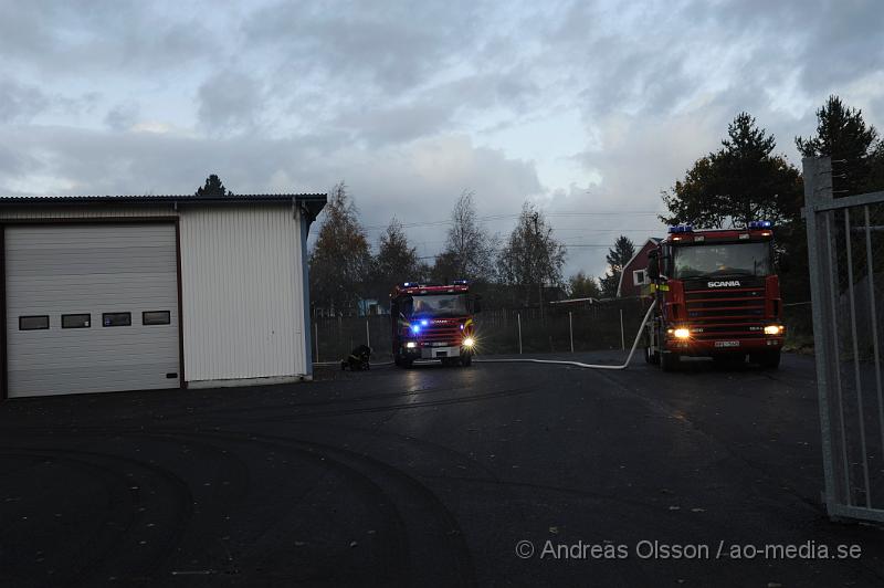 _DSC4523.JPG - Vid 17,30 larmades räddningstjänsten från Klippan och Ljungbyhed samt polis och ambulans till en brand på ravingatan. Det ska ha varit en bil som under svettsnings arbete fattade eld. Branden spred sig sedan till en del av byggnaden. Räddningstjänsten fick snabbt kontroll över branden men två bilar blev helt utbrända och en del av byggnaden skadades. Inga personskador ska ha uppståt.