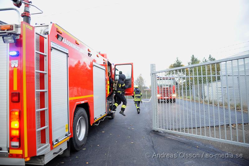 _DSC4525.JPG - Vid 17,30 larmades räddningstjänsten från Klippan och Ljungbyhed samt polis och ambulans till en brand på ravingatan. Det ska ha varit en bil som under svettsnings arbete fattade eld. Branden spred sig sedan till en del av byggnaden. Räddningstjänsten fick snabbt kontroll över branden men två bilar blev helt utbrända och en del av byggnaden skadades. Inga personskador ska ha uppståt.