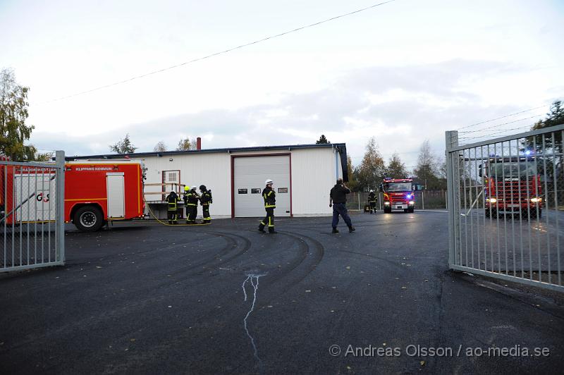 _DSC4530.JPG - Vid 17,30 larmades räddningstjänsten från Klippan och Ljungbyhed samt polis och ambulans till en brand på ravingatan. Det ska ha varit en bil som under svettsnings arbete fattade eld. Branden spred sig sedan till en del av byggnaden. Räddningstjänsten fick snabbt kontroll över branden men två bilar blev helt utbrända och en del av byggnaden skadades. Inga personskador ska ha uppståt.