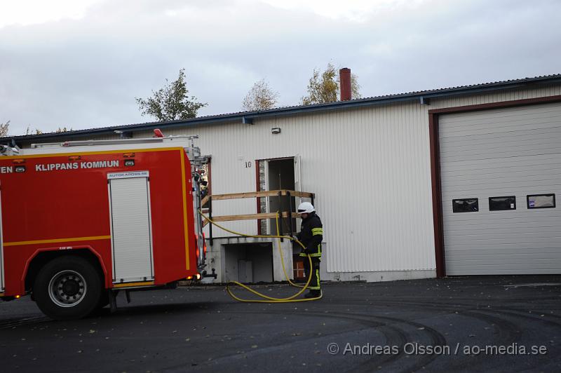 _DSC4532.JPG - Vid 17,30 larmades räddningstjänsten från Klippan och Ljungbyhed samt polis och ambulans till en brand på ravingatan. Det ska ha varit en bil som under svettsnings arbete fattade eld. Branden spred sig sedan till en del av byggnaden. Räddningstjänsten fick snabbt kontroll över branden men två bilar blev helt utbrända och en del av byggnaden skadades. Inga personskador ska ha uppståt.