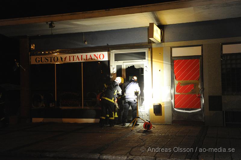 _DSC4533.JPG - Vid 02 tiden larmades räddningstjänst, ambulans och polis till en Pizzeria i åstorp där någon hade krossat entre dörren samt slängt in något brännbart. I samband med detta hördes även en kraftig smäll. Branden släcktes snabbt av räddningstjänsten och ingen person ska ha kommit till skada. Polisen rubricerar händelsen som mordbrand.