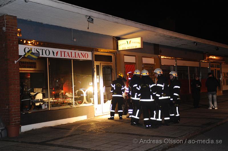 _DSC4536.JPG - Vid 02 tiden larmades räddningstjänst, ambulans och polis till en Pizzeria i åstorp där någon hade krossat entre dörren samt slängt in något brännbart. I samband med detta hördes även en kraftig smäll. Branden släcktes snabbt av räddningstjänsten och ingen person ska ha kommit till skada. Polisen rubricerar händelsen som mordbrand.