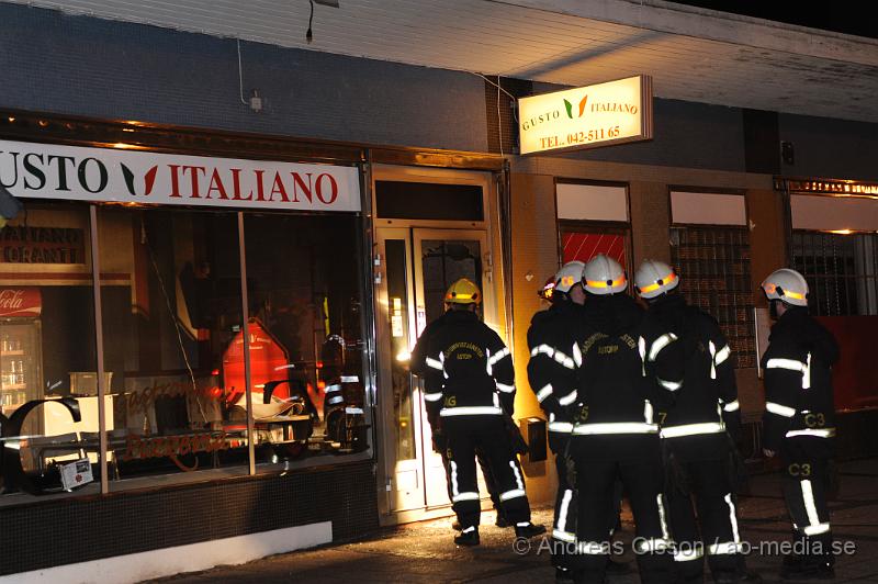 _DSC4538.JPG - Vid 02 tiden larmades räddningstjänst, ambulans och polis till en Pizzeria i åstorp där någon hade krossat entre dörren samt slängt in något brännbart. I samband med detta hördes även en kraftig smäll. Branden släcktes snabbt av räddningstjänsten och ingen person ska ha kommit till skada. Polisen rubricerar händelsen som mordbrand.