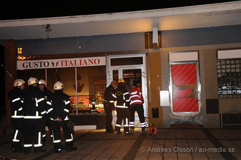 _DSC4539.JPG - Vid 02 tiden larmades räddningstjänst, ambulans och polis till en Pizzeria i åstorp där någon hade krossat entre dörren samt slängt in något brännbart. I samband med detta hördes även en kraftig smäll. Branden släcktes snabbt av räddningstjänsten och ingen person ska ha kommit till skada. Polisen rubricerar händelsen som mordbrand.