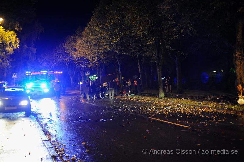 _DSC4555.JPG - Vid 22,30 tiden larmades räddningstjänst flera ambulanser och polis till Vedbyvägen i höjd med Sank Petri kyrka i Klippan där en personbil krockat med ett träd. Två personer färdades i bilen som blev kraftigt demolerad. En person avled av sina skador på olycksplatsen och en fördes till sjukhus med allvarliga skador. Det var tidvis väldigt stökigt på platsen. Man misstänker att bilen har färdats i mycket hög hastighet.