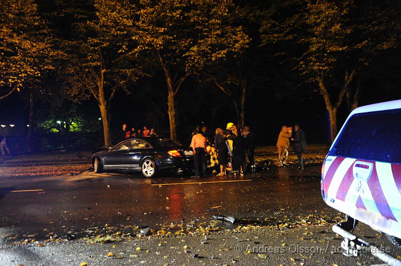 _DSC4564.JPG - Vid 22,30 tiden larmades räddningstjänst flera ambulanser och polis till Vedbyvägen i höjd med Sank Petri kyrka i Klippan där en personbil krockat med ett träd. Två personer färdades i bilen som blev kraftigt demolerad. En person avled av sina skador på olycksplatsen och en fördes till sjukhus med allvarliga skador. Det var tidvis väldigt stökigt på platsen. Man misstänker att bilen har färdats i mycket hög hastighet.