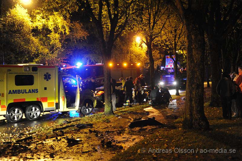 _DSC4566.JPG - Vid 22,30 tiden larmades räddningstjänst flera ambulanser och polis till Vedbyvägen i höjd med Sank Petri kyrka i Klippan där en personbil krockat med ett träd. Två personer färdades i bilen som blev kraftigt demolerad. En person avled av sina skador på olycksplatsen och en fördes till sjukhus med allvarliga skador. Det var tidvis väldigt stökigt på platsen. Man misstänker att bilen har färdats i mycket hög hastighet.