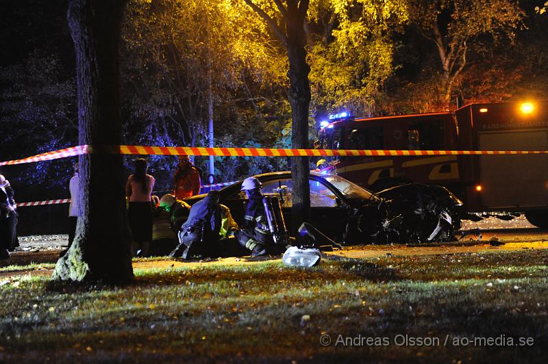 _DSC4571.JPG - Vid 22,30 tiden larmades räddningstjänst flera ambulanser och polis till Vedbyvägen i höjd med Sank Petri kyrka i Klippan där en personbil krockat med ett träd. Två personer färdades i bilen som blev kraftigt demolerad. En person avled av sina skador på olycksplatsen och en fördes till sjukhus med allvarliga skador. Det var tidvis väldigt stökigt på platsen. Man misstänker att bilen har färdats i mycket hög hastighet.