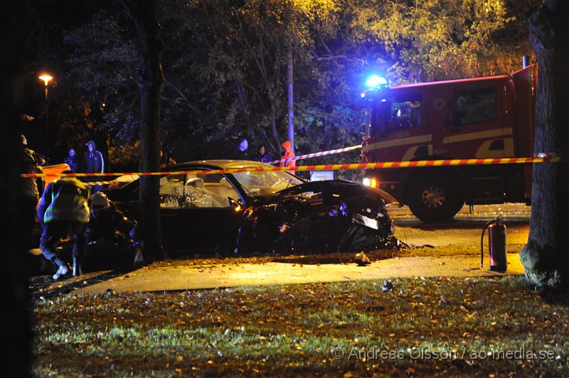 _DSC4574.JPG - Vid 22,30 tiden larmades räddningstjänst flera ambulanser och polis till Vedbyvägen i höjd med Sank Petri kyrka i Klippan där en personbil krockat med ett träd. Två personer färdades i bilen som blev kraftigt demolerad. En person avled av sina skador på olycksplatsen och en fördes till sjukhus med allvarliga skador. Det var tidvis väldigt stökigt på platsen. Man misstänker att bilen har färdats i mycket hög hastighet.