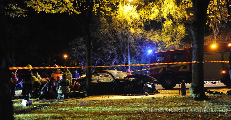 _DSC4577.JPG - Vid 22,30 tiden larmades räddningstjänst flera ambulanser och polis till Vedbyvägen i höjd med Sank Petri kyrka i Klippan där en personbil krockat med ett träd. Två personer färdades i bilen som blev kraftigt demolerad. En person avled av sina skador på olycksplatsen och en fördes till sjukhus med allvarliga skador. Det var tidvis väldigt stökigt på platsen. Man misstänker att bilen har färdats i mycket hög hastighet.