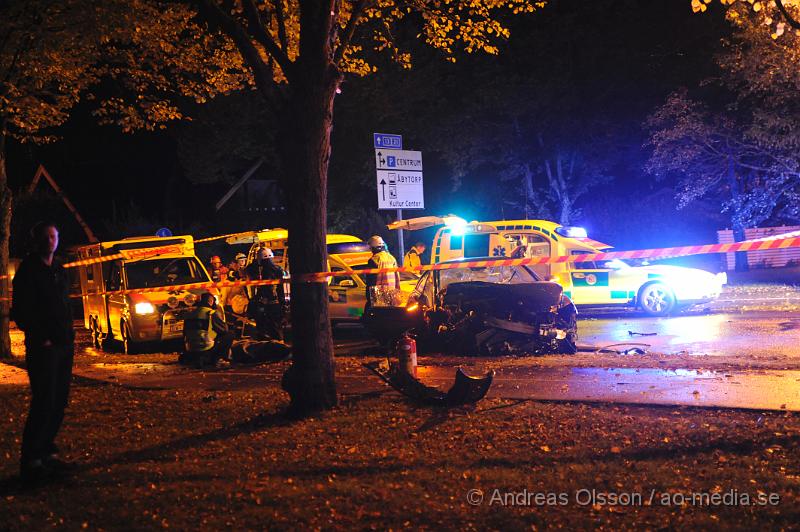 _DSC4580.JPG - Vid 22,30 tiden larmades räddningstjänst flera ambulanser och polis till Vedbyvägen i höjd med Sank Petri kyrka i Klippan där en personbil krockat med ett träd. Två personer färdades i bilen som blev kraftigt demolerad. En person avled av sina skador på olycksplatsen och en fördes till sjukhus med allvarliga skador. Det var tidvis väldigt stökigt på platsen. Man misstänker att bilen har färdats i mycket hög hastighet.