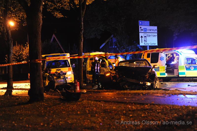 _DSC4586.JPG - Vid 22,30 tiden larmades räddningstjänst flera ambulanser och polis till Vedbyvägen i höjd med Sank Petri kyrka i Klippan där en personbil krockat med ett träd. Två personer färdades i bilen som blev kraftigt demolerad. En person avled av sina skador på olycksplatsen och en fördes till sjukhus med allvarliga skador. Det var tidvis väldigt stökigt på platsen. Man misstänker att bilen har färdats i mycket hög hastighet.