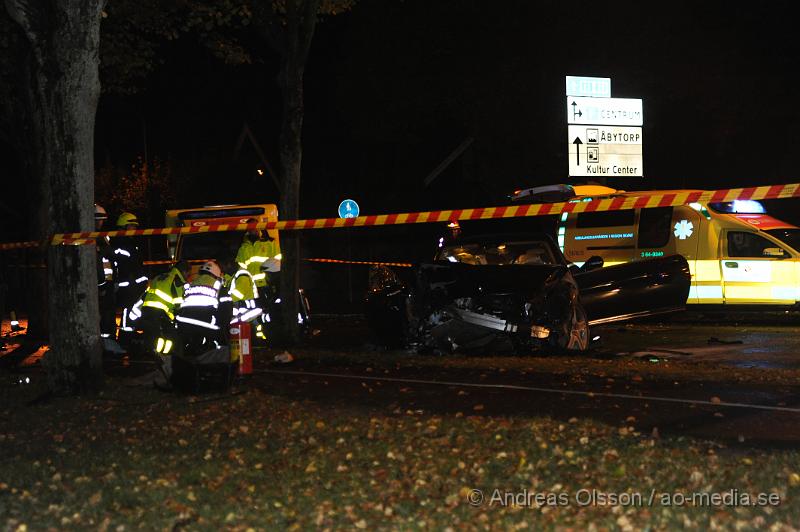 _DSC4590.JPG - Vid 22,30 tiden larmades räddningstjänst flera ambulanser och polis till Vedbyvägen i höjd med Sank Petri kyrka i Klippan där en personbil krockat med ett träd. Två personer färdades i bilen som blev kraftigt demolerad. En person avled av sina skador på olycksplatsen och en fördes till sjukhus med allvarliga skador. Det var tidvis väldigt stökigt på platsen. Man misstänker att bilen har färdats i mycket hög hastighet.