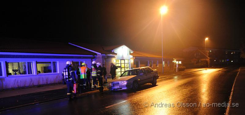 _DSC4598.JPG - Vid 01,20 larmades räddningstjänst,ambulans och polis till storgatan precis utanför polisstationen i Klippan där en ensam förare krockat ett 20-30tal meter längre bort med en lyktstolpe vid ett övergångsställe, färden slutade sedan precis framför polisstationen. Ingen person ska ha skadats vid olyckan. Begränsad framkomlighet under räddningsarbetet.