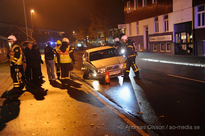 _DSC4600.JPG - Vid 01,20 larmades räddningstjänst,ambulans och polis till storgatan precis utanför polisstationen i Klippan där en ensam förare krockat ett 20-30tal meter längre bort med en lyktstolpe vid ett övergångsställe, färden slutade sedan precis framför polisstationen. Ingen person ska ha skadats vid olyckan. Begränsad framkomlighet under räddningsarbetet.