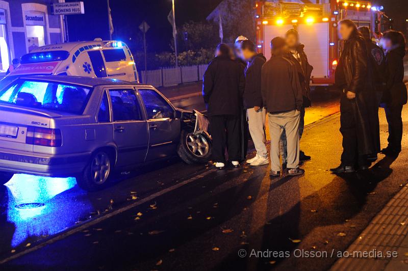 _DSC4608.JPG - Vid 01,20 larmades räddningstjänst,ambulans och polis till storgatan precis utanför polisstationen i Klippan där en ensam förare krockat ett 20-30tal meter längre bort med en lyktstolpe vid ett övergångsställe, färden slutade sedan precis framför polisstationen. Ingen person ska ha skadats vid olyckan. Begränsad framkomlighet under räddningsarbetet.