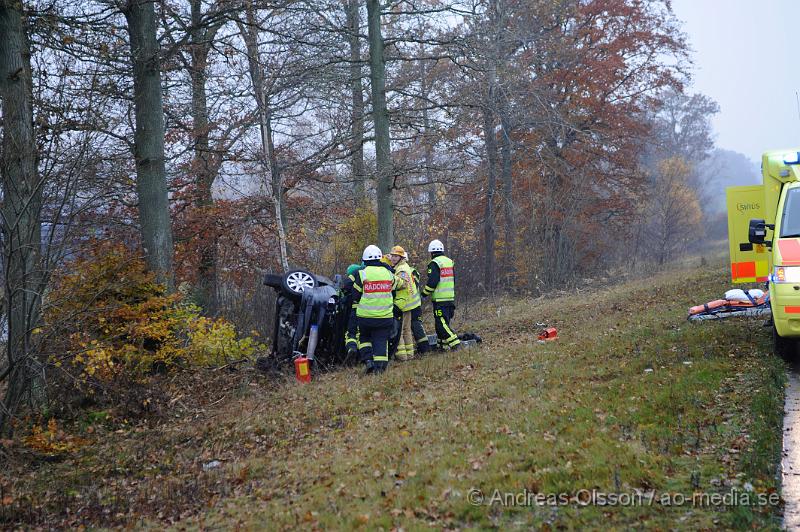 _DSC4612.JPG - Vid 14 tiden larmades räddningstjänsten från klippan och Örkelljunga samt polis och ambulans till E4an vid mölletofta där en personbil kört av vägen och krockat med ett träd. En person fördes till sjukhus med okända skador, i bilen fanns också ett okänt antall katter där minst en av dem tyvärr avled i krocken.