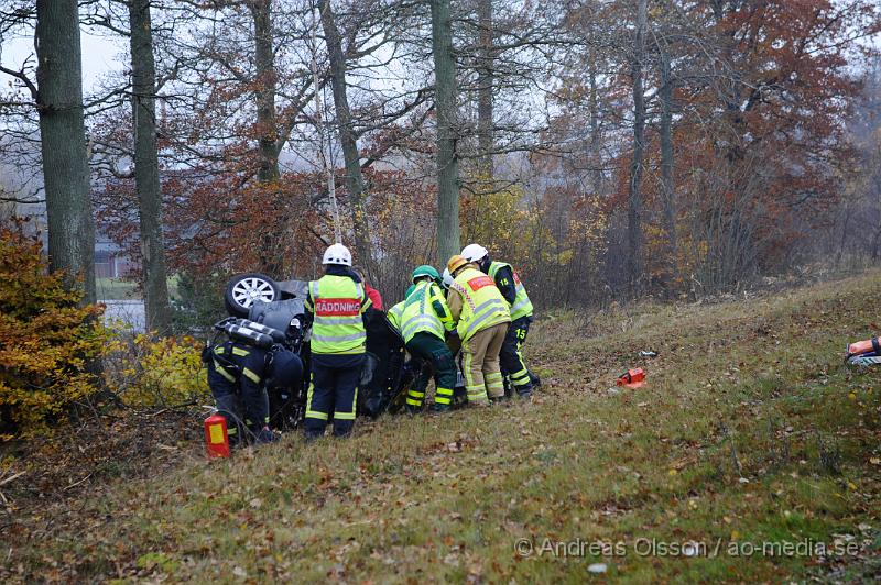 _DSC4613.JPG - Vid 14 tiden larmades räddningstjänsten från klippan och Örkelljunga samt polis och ambulans till E4an vid mölletofta där en personbil kört av vägen och krockat med ett träd. En person fördes till sjukhus med okända skador, i bilen fanns också ett okänt antall katter där minst en av dem tyvärr avled i krocken.