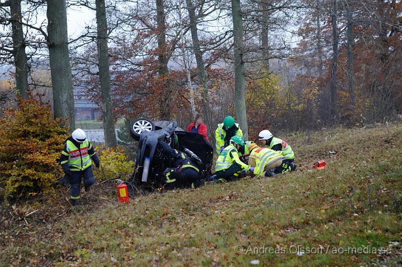 _DSC4616.JPG - Vid 14 tiden larmades räddningstjänsten från klippan och Örkelljunga samt polis och ambulans till E4an vid mölletofta där en personbil kört av vägen och krockat med ett träd. En person fördes till sjukhus med okända skador, i bilen fanns också ett okänt antall katter där minst en av dem tyvärr avled i krocken.