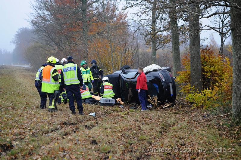 _DSC4618.JPG - Vid 14 tiden larmades räddningstjänsten från klippan och Örkelljunga samt polis och ambulans till E4an vid mölletofta där en personbil kört av vägen och krockat med ett träd. En person fördes till sjukhus med okända skador, i bilen fanns också ett okänt antall katter där minst en av dem tyvärr avled i krocken.