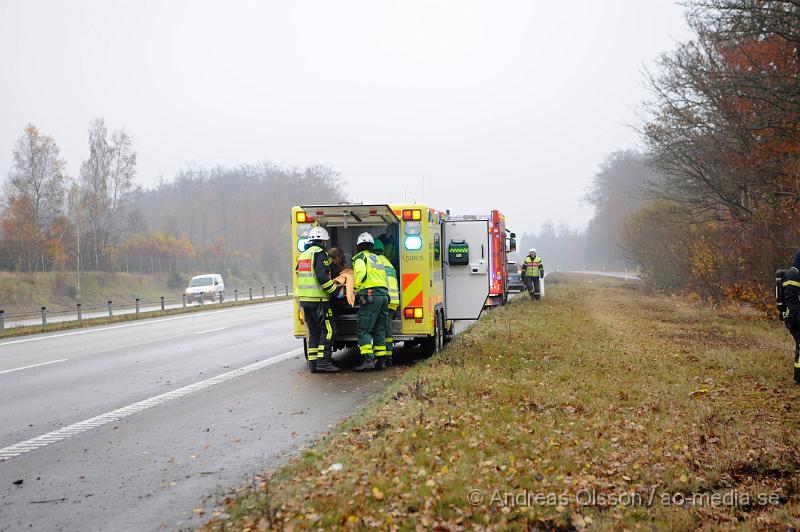 _DSC4621.JPG - Vid 14 tiden larmades räddningstjänsten från klippan och Örkelljunga samt polis och ambulans till E4an vid mölletofta där en personbil kört av vägen och krockat med ett träd. En person fördes till sjukhus med okända skador, i bilen fanns också ett okänt antall katter där minst en av dem tyvärr avled i krocken.