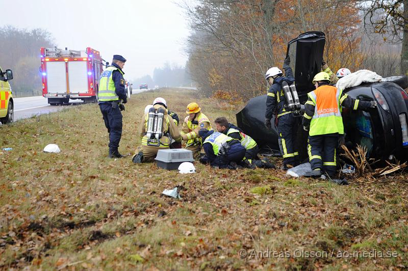 _DSC4633.JPG - Vid 14 tiden larmades räddningstjänsten från klippan och Örkelljunga samt polis och ambulans till E4an vid mölletofta där en personbil kört av vägen och krockat med ett träd. En person fördes till sjukhus med okända skador, i bilen fanns också ett okänt antall katter där minst en av dem tyvärr avled i krocken.